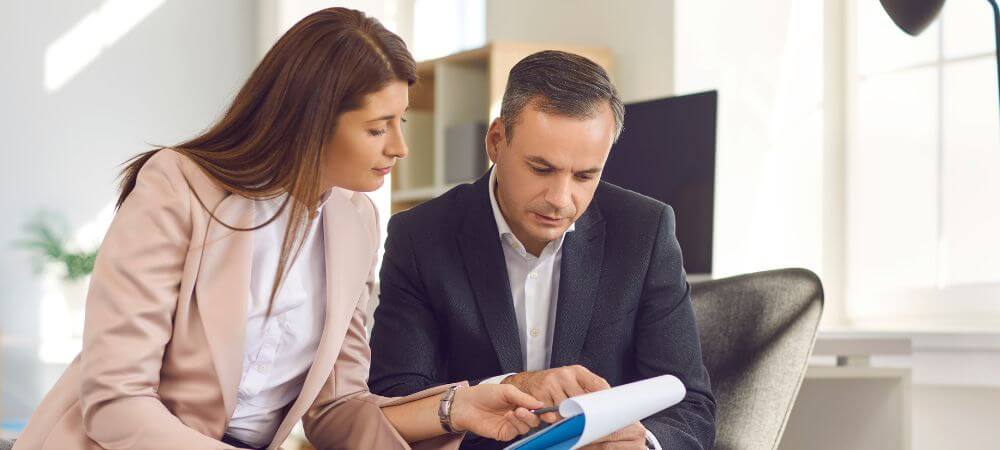 Echange professionnel entre une jeune femme et son parrain