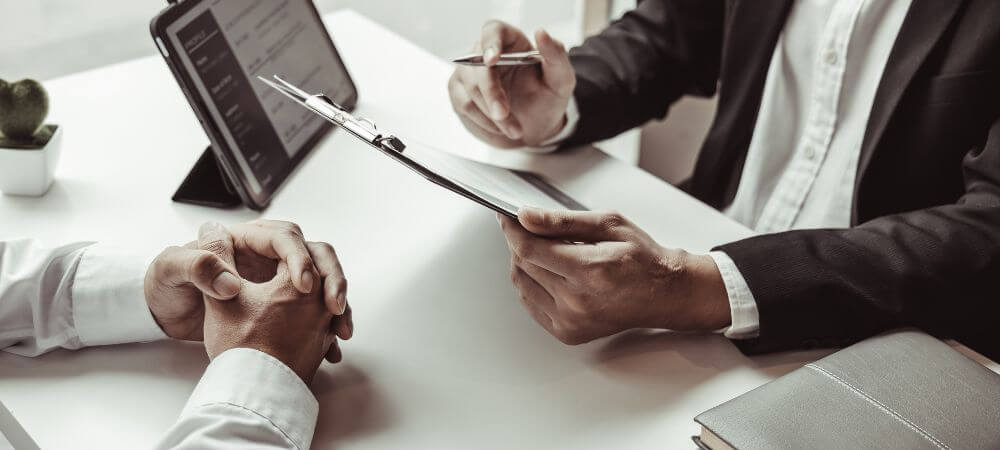 Deux personnes en entretien de recherche d'emploi