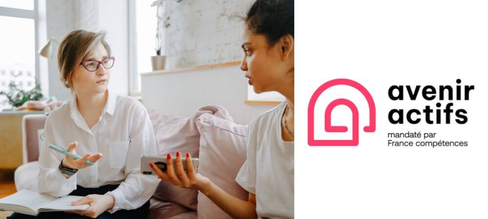 Une femme discute avec une conseillère Cep