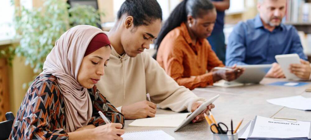 Groupe de migrants apprentissage langue
