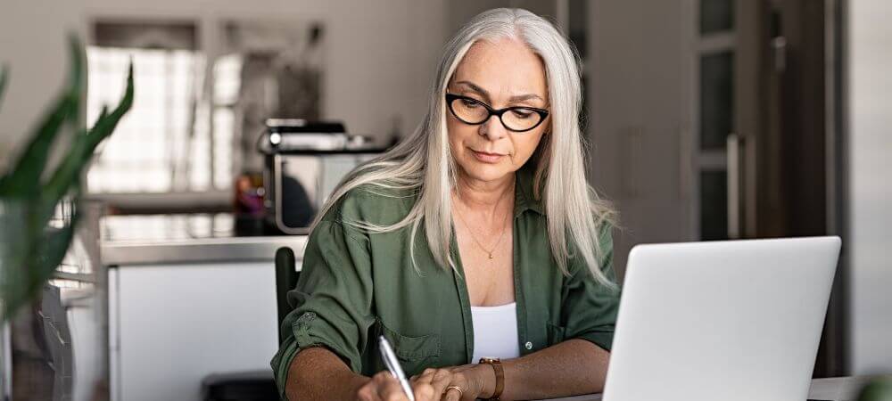Femme senior en recherche d'emploi