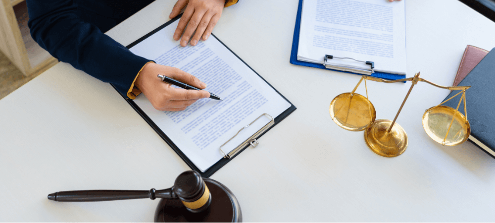 Personne signant un document juridique