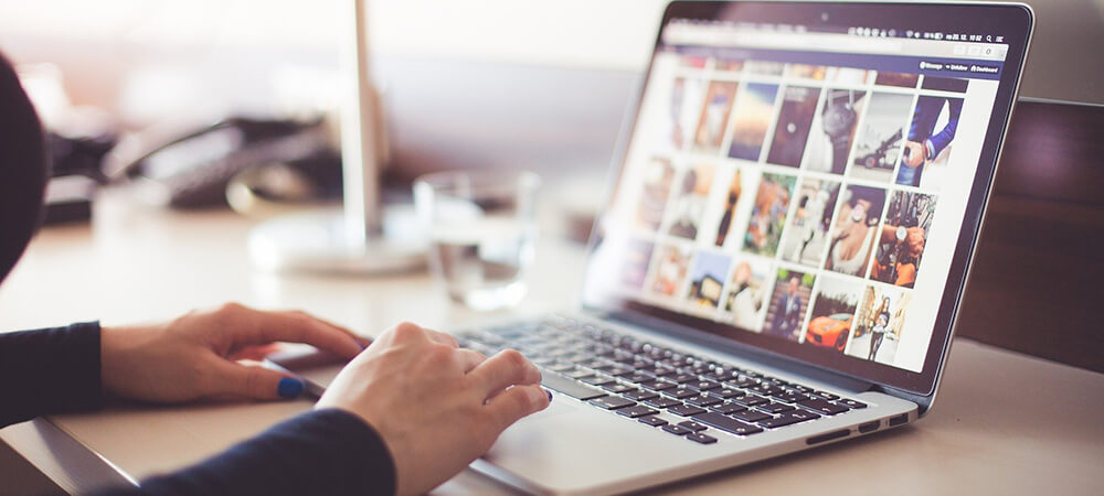 Personne assistant à un webinaire