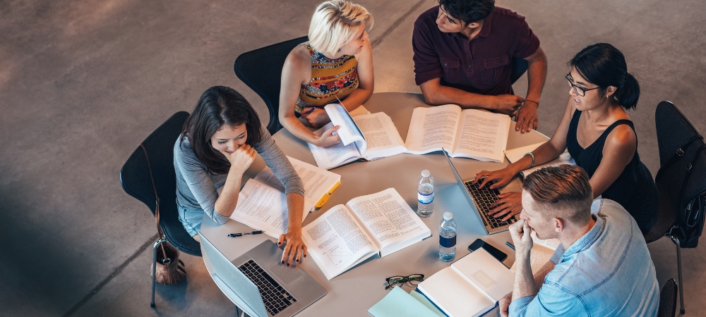 Personnes autour d'une table pour une formation