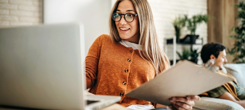 Femme utilisant un outil en ligne