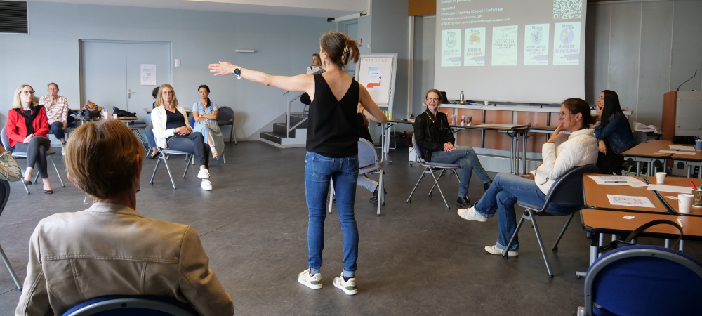 Plusieurs personne participant à un atelier