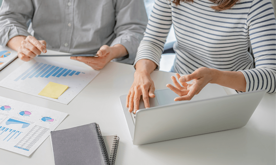 Personnes travaillant avec un ordinateur