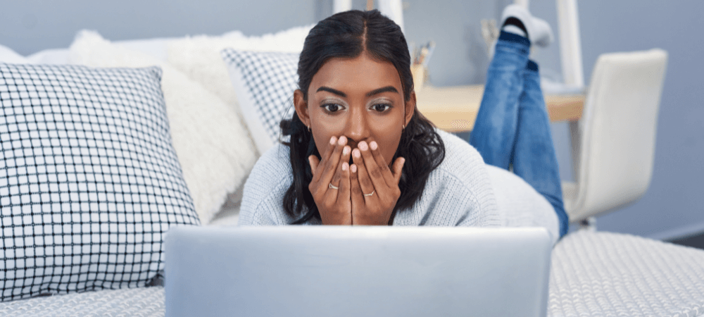 Femme choquée devant un ordinateur
