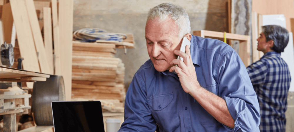 Homme travail menuiserie