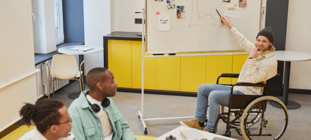 Personne en fauteuil roulant en réunion de travail