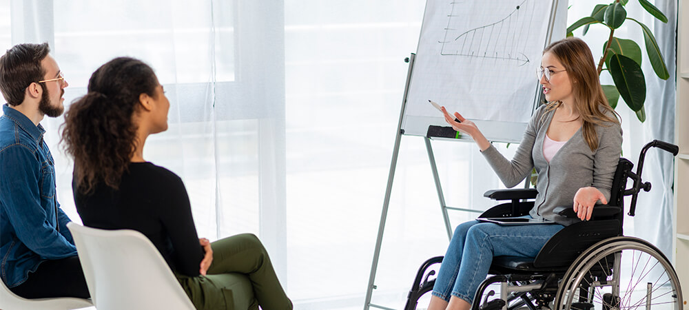 Personne en fauteuil roulant en réunion de travail