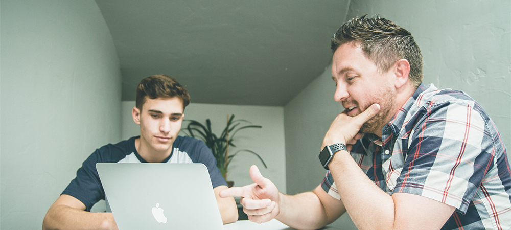 Deux hommes discussion au travail