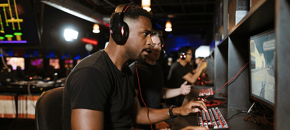 Homme travaillant devant un ordinateur