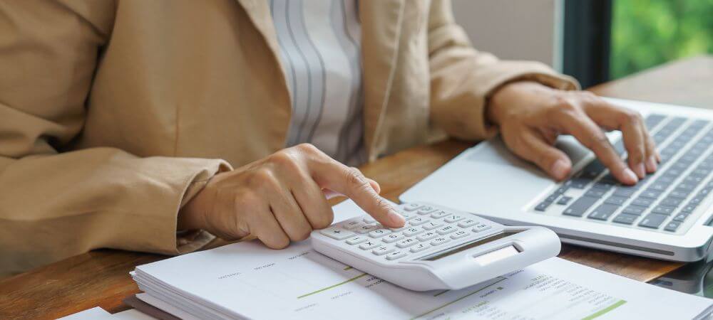 Personne utilisant une calculatrice