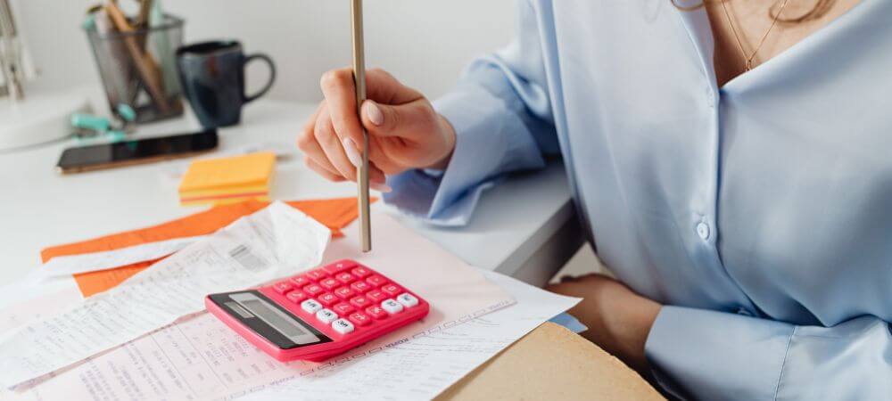 Personne gérant son budget