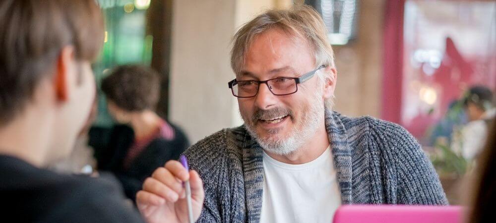 Jeune recevant des conseils