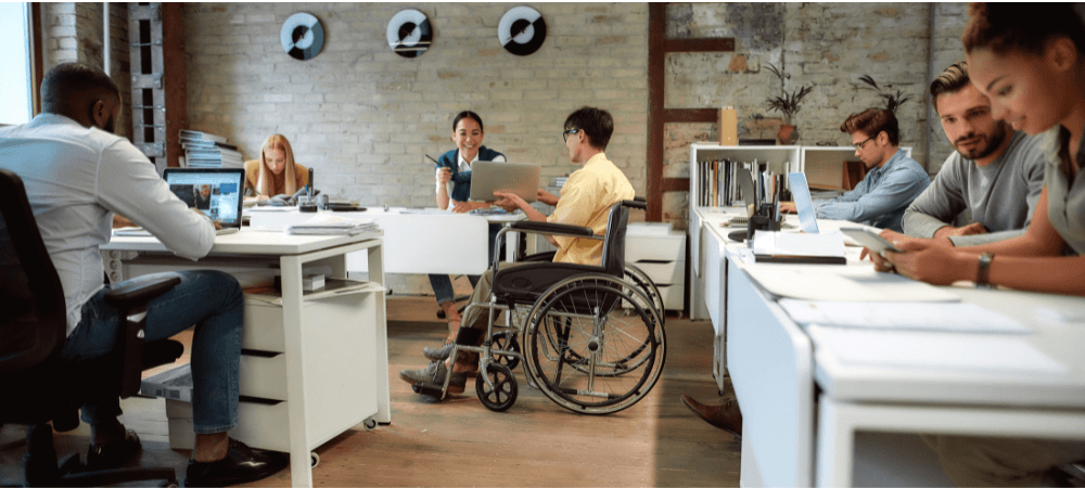Personne en situation de handicap travail open space