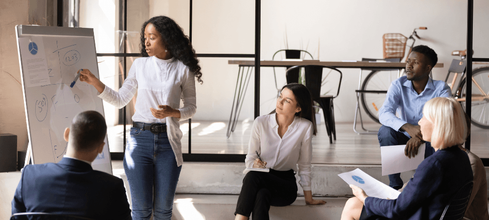 Femme devant un tableau blanc