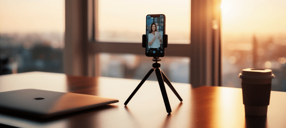 Smartphone affichant l'image d'une influenceuse