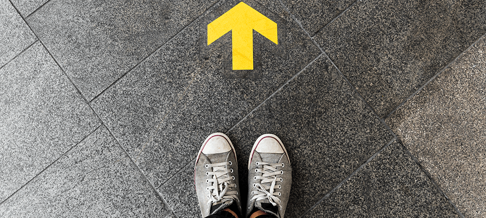 Pieds et flèches au sol