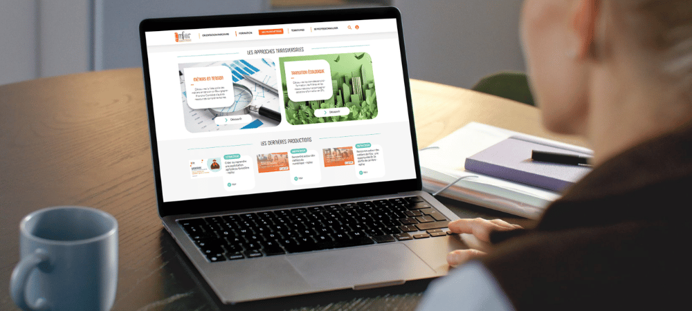 Ordinateur avec une page du site emfor sur l'écran