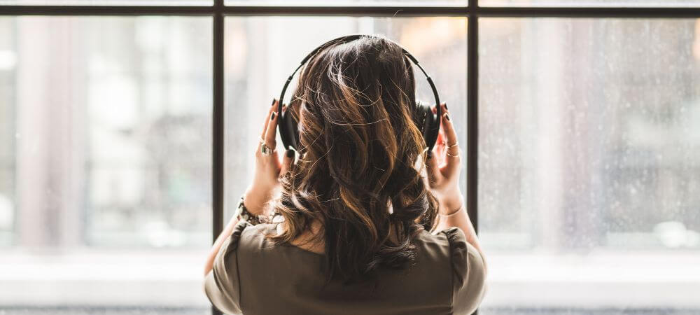 Femme portant un casque audio