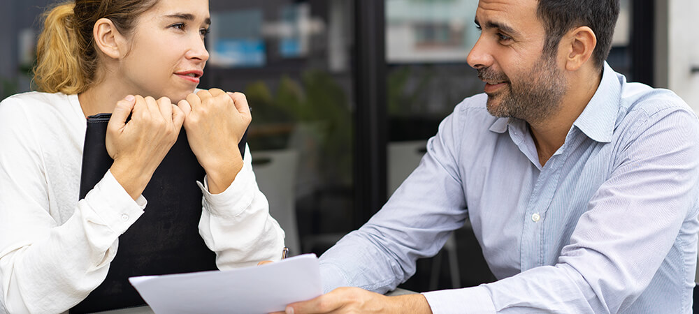 Homme et femme discussion travail