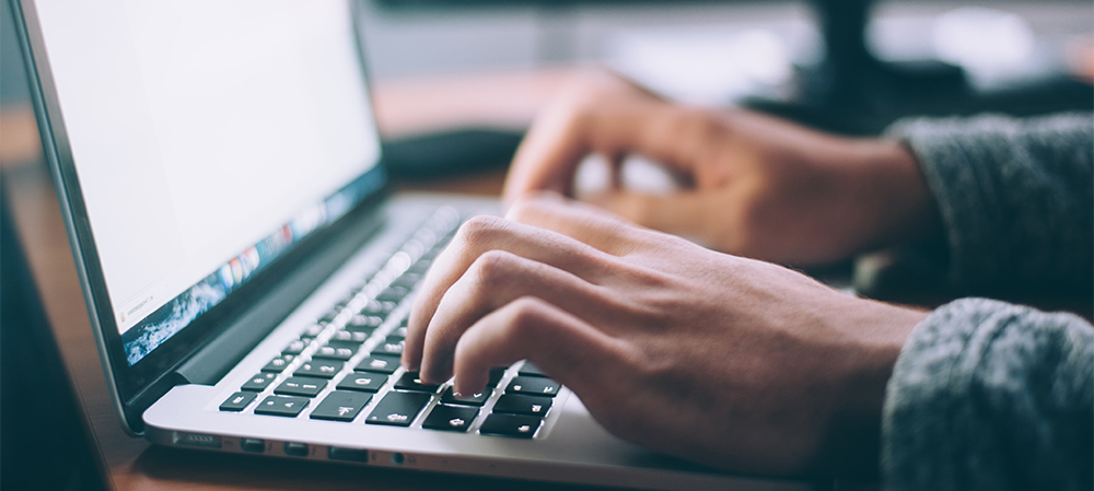 Mains sur un clavier d'ordinateur