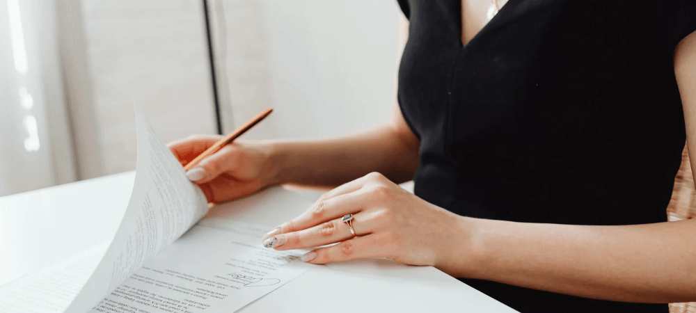 Main de femme manipulant des documents