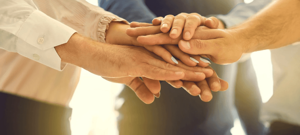 Mains qui se rejoignent dans un geste solidaire
